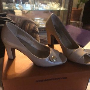 Shoe cream colored 2 1/2 inch heel open toe pump